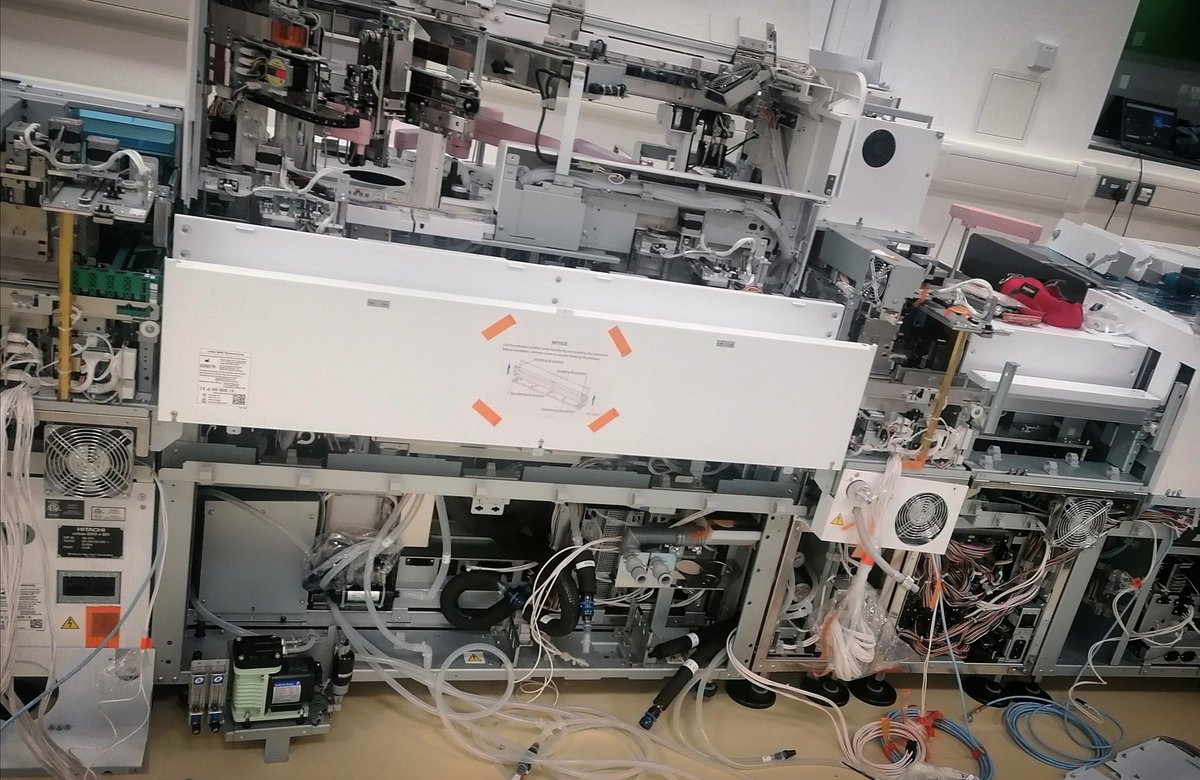 Building one piece of our new #Roche biochemistry line; fully automated, random access & can perform 100s of immunoassay and photometric determinations per hour. Lots of #STEM behind that 'simple blood test' 😎 #Path4progress #pathology #biochemistry #healthcarescience @UHD_NHS