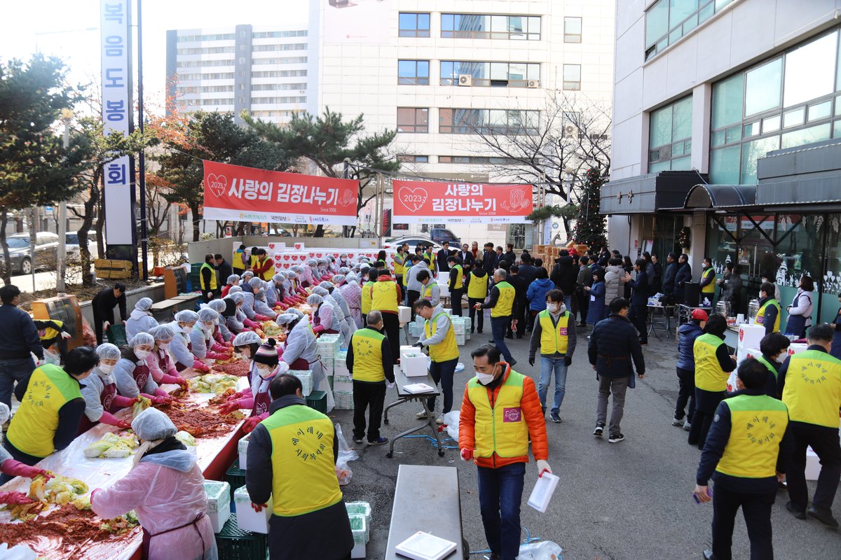 약은 약사에게, 김장은 인재근에게! 

도봉주민의 따뜻한 마음과 온기로 추운 겨울을 녹였습니다. 

김치를 담가주신 분, 배송해주시는 분 모두 고맙습니다. 

얼마 남지 않은 올해, 더 많이 보살피고 사랑할 수 있으면 좋겠습니다.