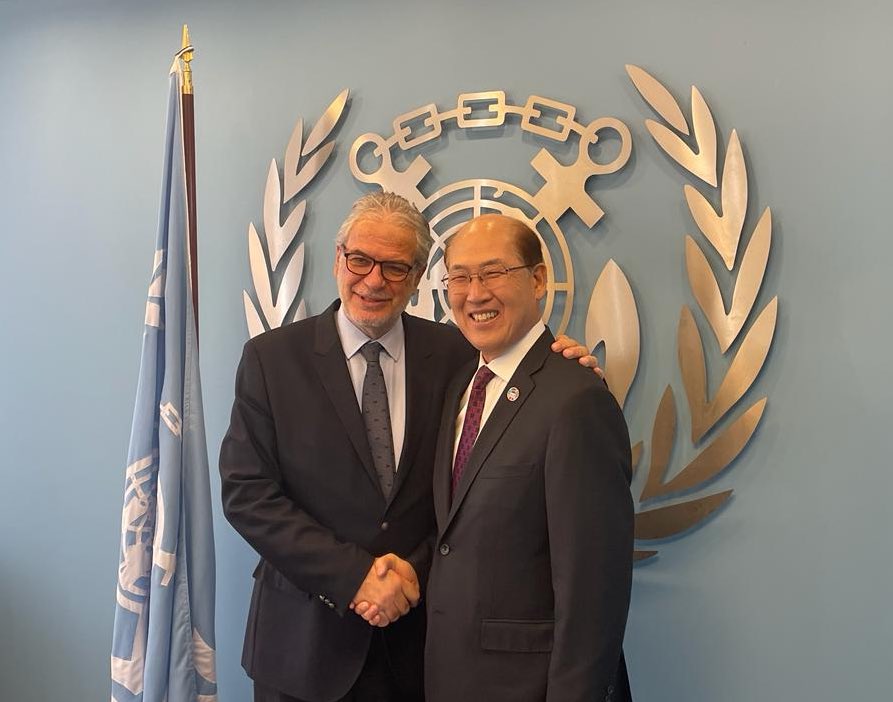 33rd #IMO Assembly Pleased to meet with the outgoing Secretary General @IMOHQ Kitack Lim On behalf of #Greece I expressed our gratitude & appreciation for the great work he has done as SG & for his leadership & dedication to our shared maritime principles & goals.