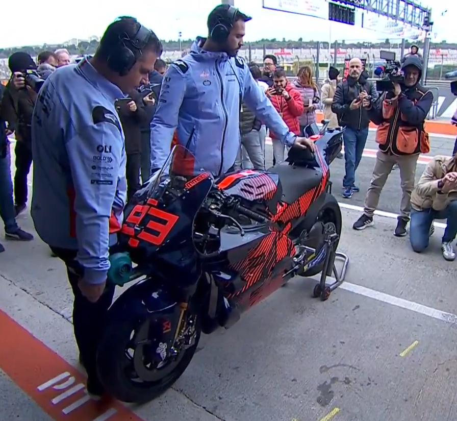 gomax73's tweet photo. Primeras imágenes de la Ducati de Marc Marquez #marquez #ducati #gresini #testvalencia #motogp https://t.co/NEYZceOt4E