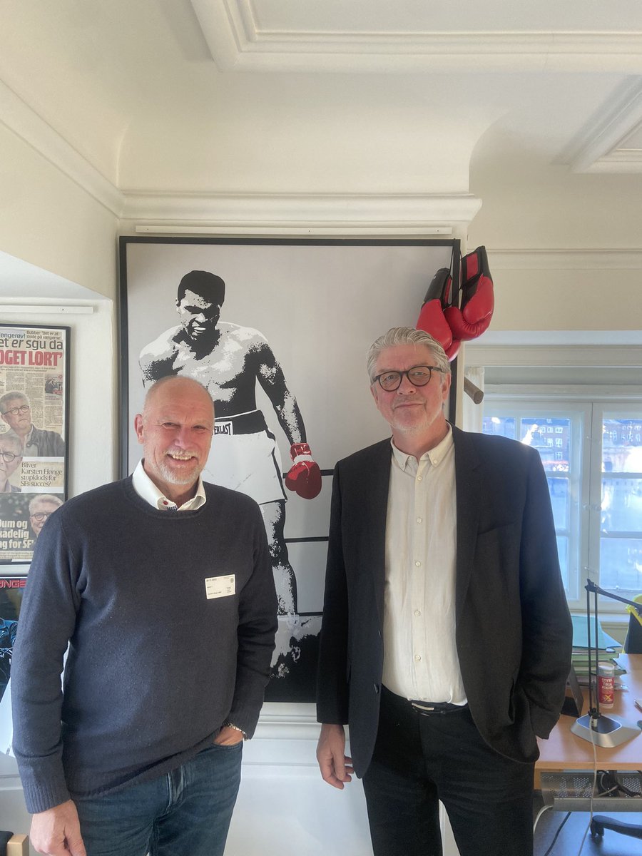 Stén Knuth (@sten_knuth) on Twitter photo Inspirerende samtale mellem <a href="/khoenge/">Karsten Hønge</a> SF og <a href="/Firmaidraetten/">Firmaidrætten</a> - motion på arbejdspladsen og særligt på erhvervsskolerne, som Karsten brænder for. Forebyggelse, ulighed i sundhed, samt bøvl i foreningerne blev også rundet. Tak Karsten, vi holder linjen varm. Inspirerende samtale mellem <a href="/khoenge/">Karsten Hønge</a> SF og <a href="/Firmaidraetten/">Firmaidrætten</a> - motion på arbejdspladsen og særligt på erhvervsskolerne, som Karsten brænder for. Forebyggelse, ulighed i sundhed, samt bøvl i foreningerne blev også rundet. Tak Karsten, vi holder linjen varm.
