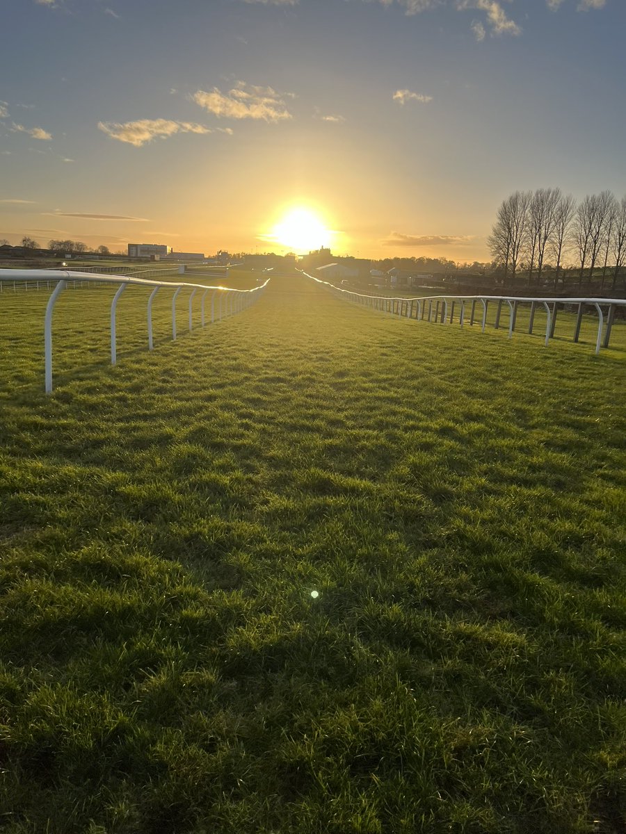 MJTaylor92's tweet photo. PRECAUTIONARY INSPECTION @KelsoRacecourse tomorrow morning at 7:30am due to potential for overnight snow and frost (-2C). Daytime temperature could be slow to rise and forecast to be +2C at around 1pm. https://t.co/yVpOQEcozf