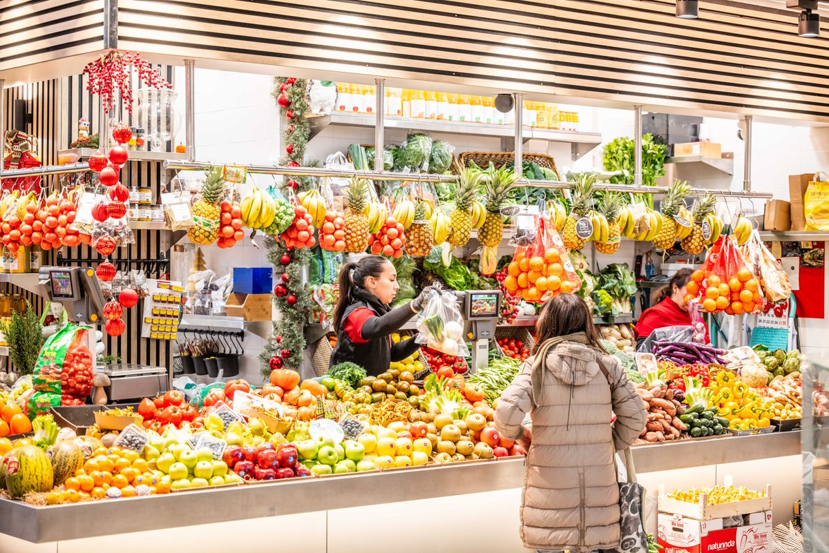 MercatsBCN's tweet photo. ✅ Obre el mercat provisional d'Horta!

🚶 Aquest matí ha començat l'activitat. 

🔝 Un cop finalitzin les obres del mercat definitiu 👉 l’estructura del provisional es mantindrà i tindrà un paper important 🌿 en la zona verda.

📌 @mercathorta, @bcn_hg. 
https://t.co/gSlS8tFVeG https://t.co/gcCpak2G8U
