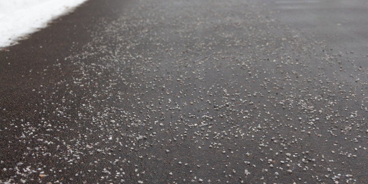 TownofWhitby's tweet photo. With a winter weather travel advisory in effect for Whitby, Town crews are active in the community, salting all primary and secondary roads North of Highway 7.
Please stay back a safe distance from our salters. We appreciate your patience.
#WhitbyWinter https://t.co/5ahtKqm1JD