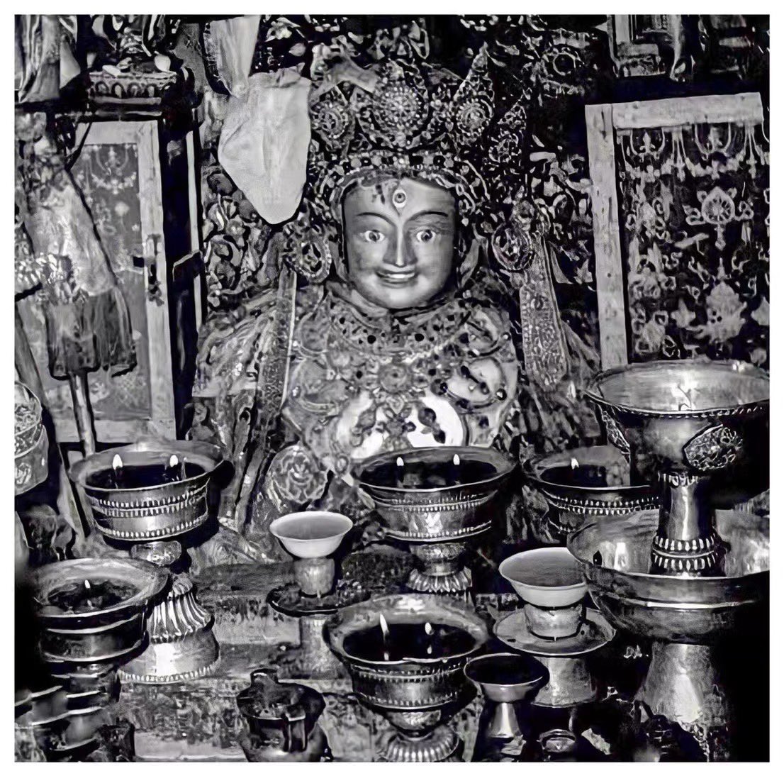 degewa's tweet photo. 昨天是“白拉日追”（བཀྲ་ཤིས་ལྷ་མོ་འཕྲུལ་དུས་ཆེན་吉祥天女游幻节）。去年大昭寺前贴藏汉文通告称“鉴于当前疫情形势…暂停举办供奉”，所以今年去朝拜的信众排了长队。

在此把我父亲1965年在大昭寺拍的两张女神旧照，及别人拍的旧日某年节日盛况，献给保护雪域、拉萨、尊者的至尊女神班丹拉姆🙏 #tibet https://t.co/XSrwZKsbjZ