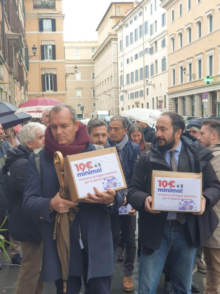 Consegnate in #Senato stamattina 70.000 firme per la legge di iniziativa popolare per il #salariominimo 
#10éilminimo 

#rifondazionecomunista 

#UnionePopolare