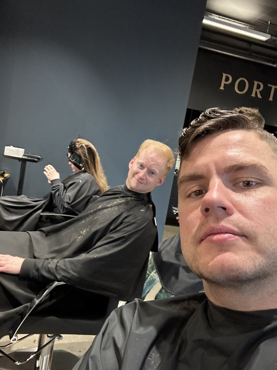 Ég mætti í stólinn hjá Dj Hvatvís eftir hádegi í dag. Hér sjáum við tugi Íslandsmeistaratitla á tveimur myndum. 

Þeir 15-20, ég 0😂

Spurt er: Hverjir eru mennirnir og í hvaða íþróttum urðu þeir Íslandsmeistarar?