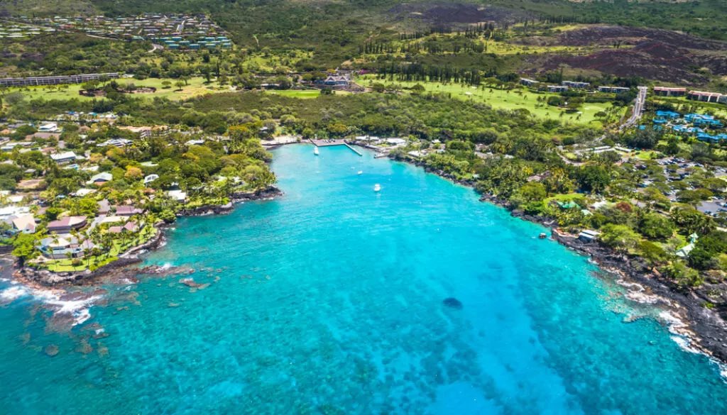AlohaHawaiianV's tweet photo. As the largest island in the state, there are countless things to see and do. It would be well worth your time to explore as much as possible, but which side of the Big Island is the best?

https://t.co/CQ8RGaUPMX

#bigisland #travel #blogpost #allinclusive https://t.co/BeCBxYLz2u