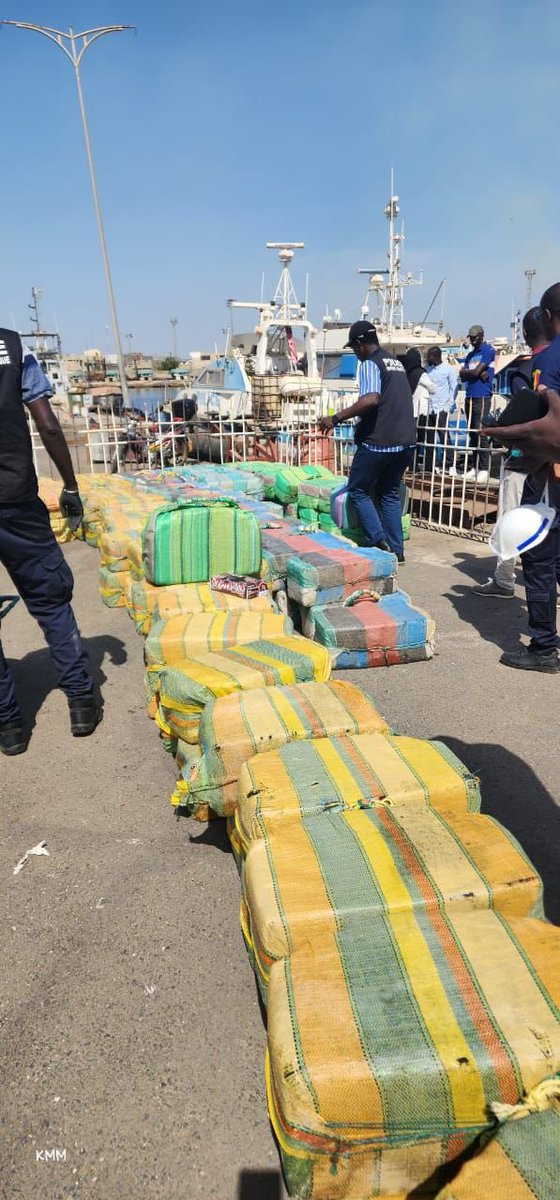autruicomoi's tweet image. Un Patrouilleur de la Marine sénégalaise a arraisonné un bateau qui transportait 3 TONNES de COCAÏNE à 140 kilomètres au large de Dakar. 3 TONNES…
📷 #Dirpa