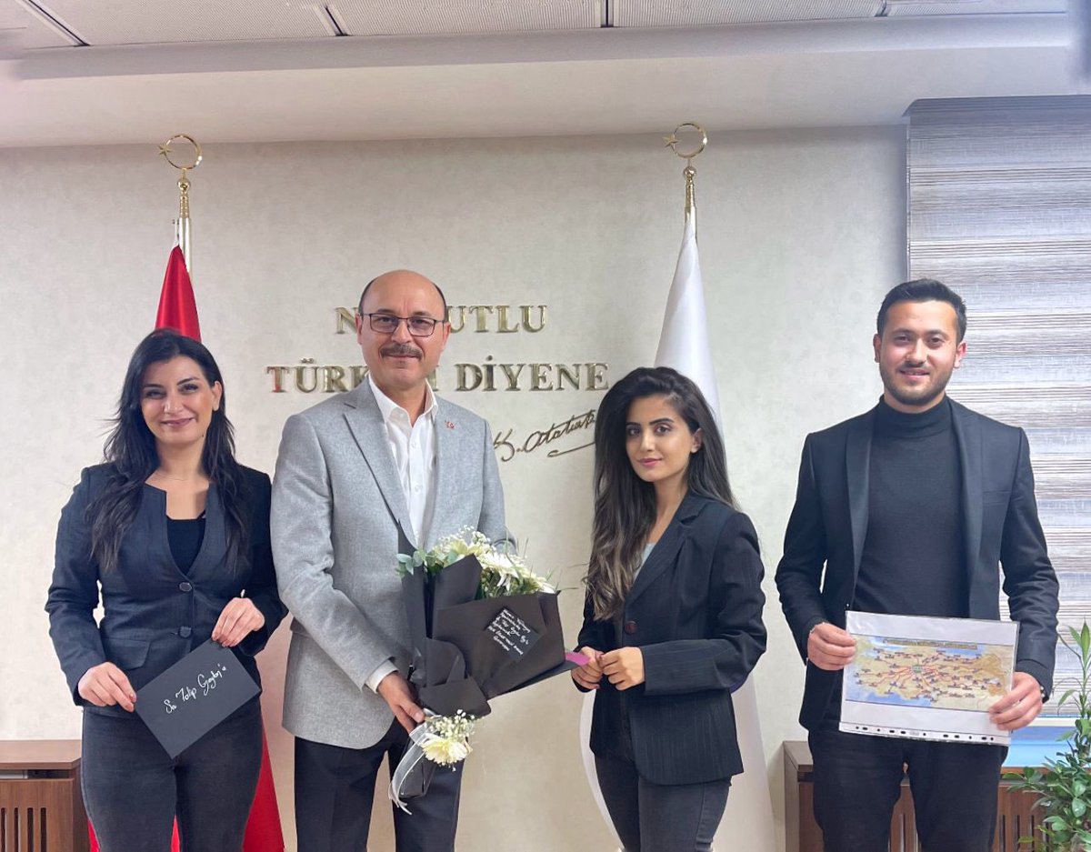 Atama bekleyen genç meslektaşlarımız ziyaretimize geldi.
Öğretmenlerimiz, atama takviminin bir an önce yayınlanmasını ve adil kontenjan dağılımıyla yeteri sayıda atama yapılmasını istiyorlar.
Tabii ki, KPSS başarılarının rencide edilmeyeceği mülakatsız bir süreç yürütülmesi de en