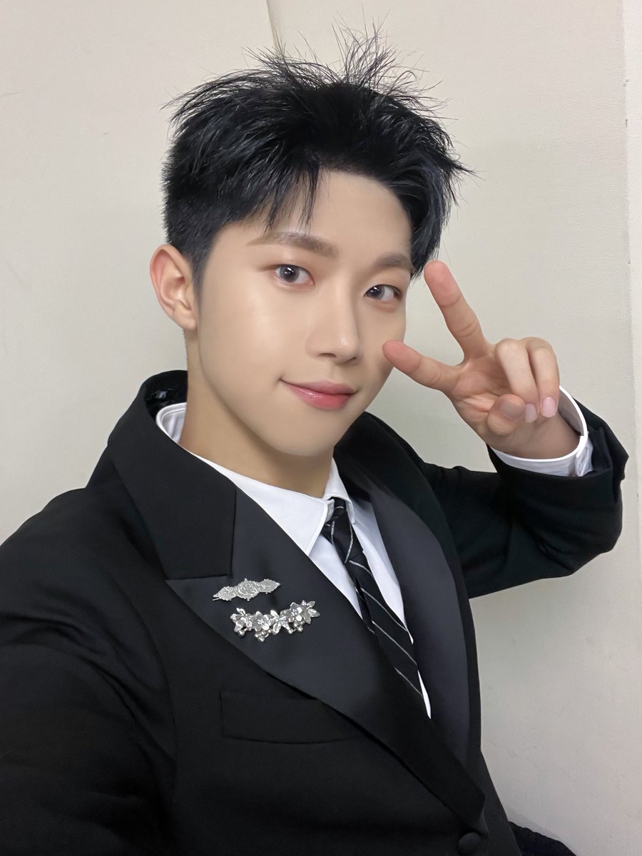 [#현우] MAMA 잘 보셨나요 ?? 😝 처음이라 진짜 심장 터지는 줄 알았지만 !! 그래도 잘 마무리 해따아 ❗ 🥳🥳🥳
#xikers #싸이커스
