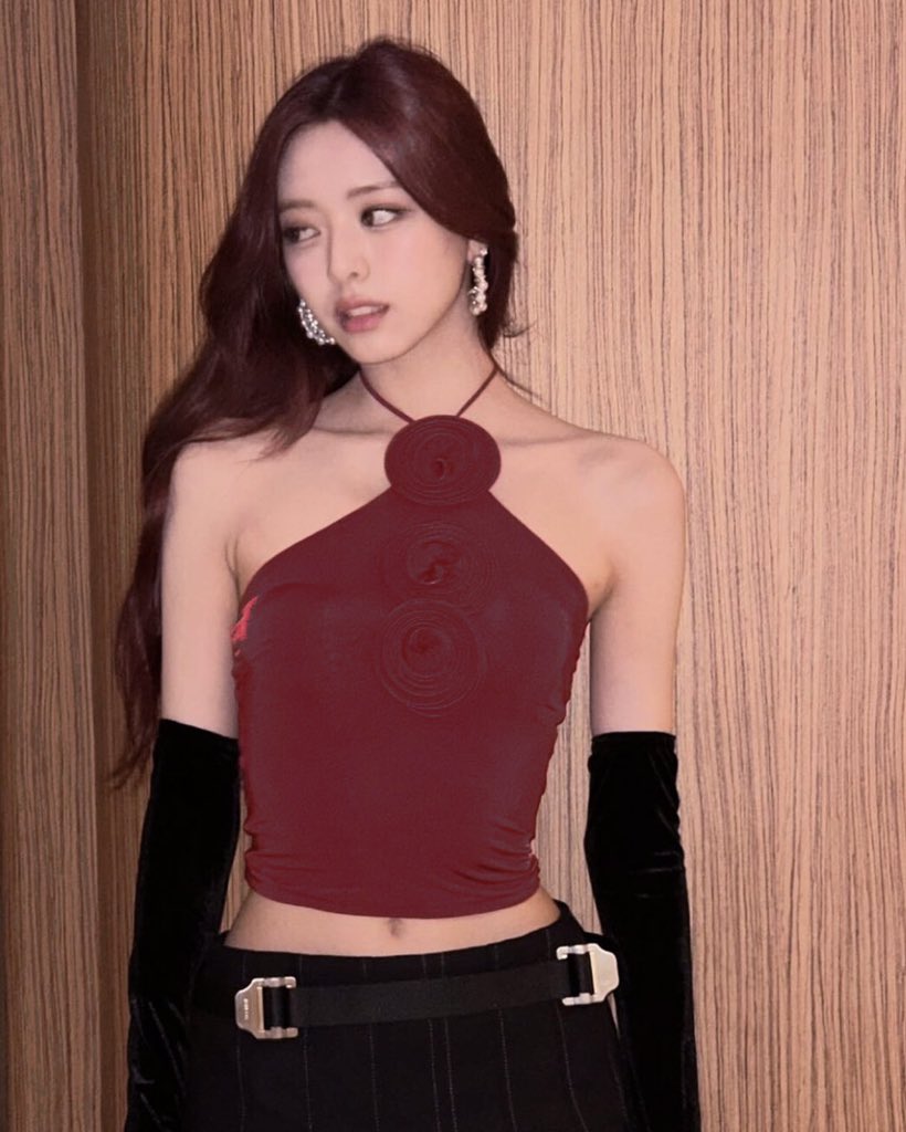 NEODALI03's tweet photo. ⠀⠀⠀👒⠀ᜑ⠀Went red the other day. It made aunt happy so I thought I'd post pictures. It'd be a shame if I won't let people see the new look before Auradon closes. I'll miss everyone. If you want to keep contacts, scyoness is the user. https://t.co/zNT4Idp38W