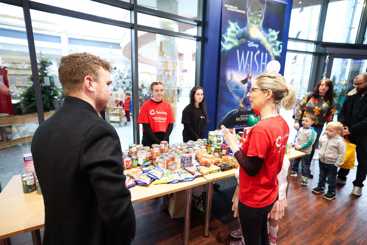 Cinemagic's tweet photo. Thank you for the incredible generosity from local audiences at Cinemagic #YoungAudiencesSupportingFoodbanks events of 2023 - culminating with the N.I. preview of the '23 CBeebies Pantomime: Robin Hood, where we welcomed Belfast Lord Mayor Ryan Murphy!

#TWCMAD #Cinemagic (1/2) https://t.co/5ZBOzQW3P0