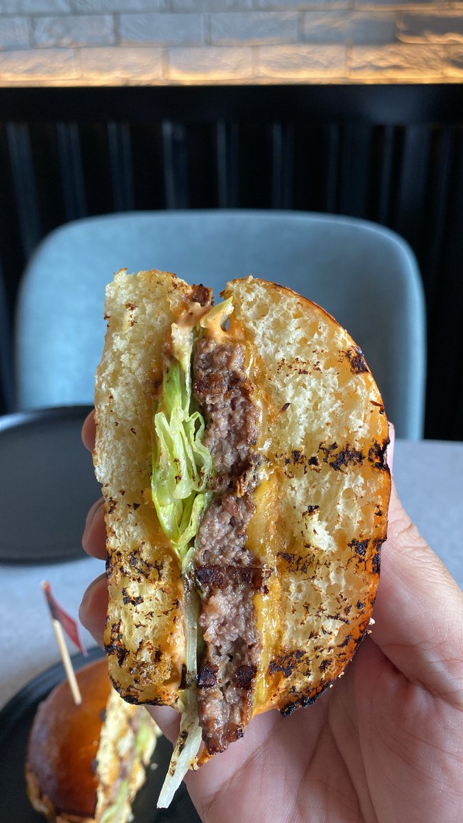 abdulllahfoody's tweet photo. أسادو برجر 🍔| الصحافة
قدم ألذ وأروع تشيدر شيشلك 😋😋
لذيذ جداً جداً 👌🏻
.
.
وعندهم برجر أسمة برجرالشيف🍔
 بنكهة مدخنة رهيبية رهيبة تستاهل التجررررربة👌🏻
.
.
موقعهم 📍
https://t.co/RaOFL61tu9 https://t.co/kx65qLM1Co