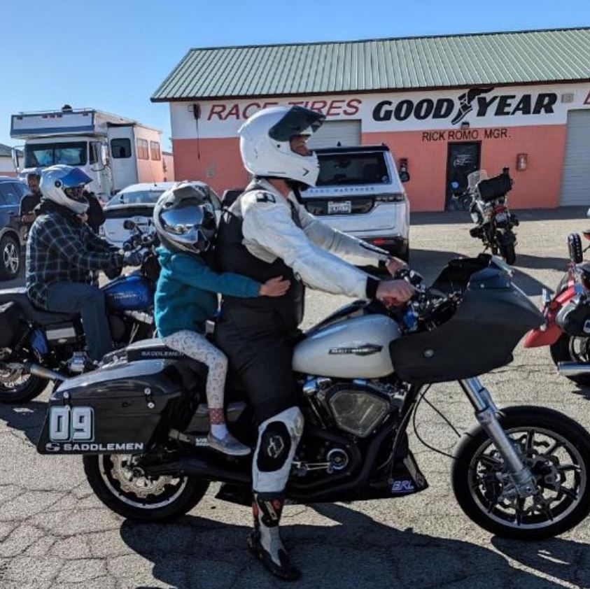 MimiandMoto's tweet image. After a week away, we thought it was important to come back with a strong post that reminds everyone why we do what we do.  Photo: @DragSpecialties

#twowheeltuesday #twoup #FanLap #dragspecialties #bagger #baggers #ridetolive #livetoride #willowspringsraceway #motorcycles