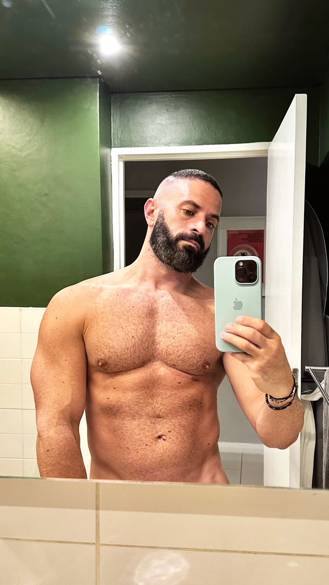 jaylowlovesyou's tweet photo. Another bathroom selfie https://t.co/JxRYY74eFr