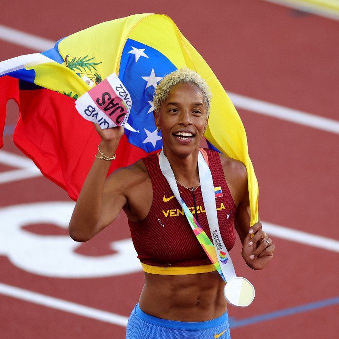 Los ricos, los racistas, los MOJONEADOS, los descerebrados, los intolerantes, los nazis criollos, los que desconocen la palabra HUMANIDAD jamás aceptarán que una mujer negra joven que salió desde las entrañas del pueblo triunfe 

Es un problema de LUCHA DE CLASES 

JUUUCATAAA !