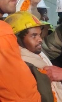Finally Relief..

Face of the First of the 41 trapped Workers since 17days inside the #UttarakhandTunnel coming out..

#UttarakhandTunnelRescue 
#UttarkashiRescue 
#UttarakhandTunnelCollapse

Well done all Rescue teams.