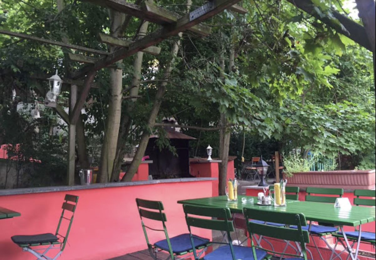 Unser Highlight im Sommer ist unser überdachter Biergarten (200 Plätze) indem Sie unsere Spezialitäten im freien genießen können.