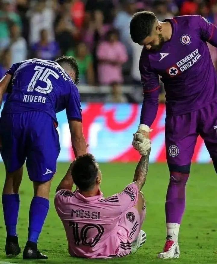 Mira Camero 🗣 : "Messi ve Ronaldo arasındaki fark, Messi'nin Messi olduğunu bilmemesi, Ronaldo'nun ise Messi olduğunu düşünmesi" 👀