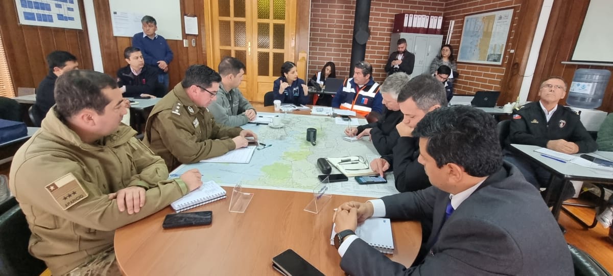 Senapred's tweet photo. #SENAPREDLosLagos participa del primer ejercicio de simulación regional por mortandad masiva de salmones y otras contingencias ambientales, activando el enlace regional por medio del #COGRID con participación de @DPRLosLagos, @CarabLosLagos, @Armada_Chile, @FACh_Chile, @sernapesca, @seremisalud10 y @SubpescaCL.
