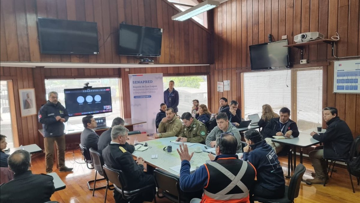 Senapred's tweet photo. #SENAPREDLosLagos participa del primer ejercicio de simulación regional por mortandad masiva de salmones y otras contingencias ambientales, activando el enlace regional por medio del #COGRID con participación de @DPRLosLagos, @CarabLosLagos, @Armada_Chile, @FACh_Chile, @sernapesca, @seremisalud10 y @SubpescaCL.