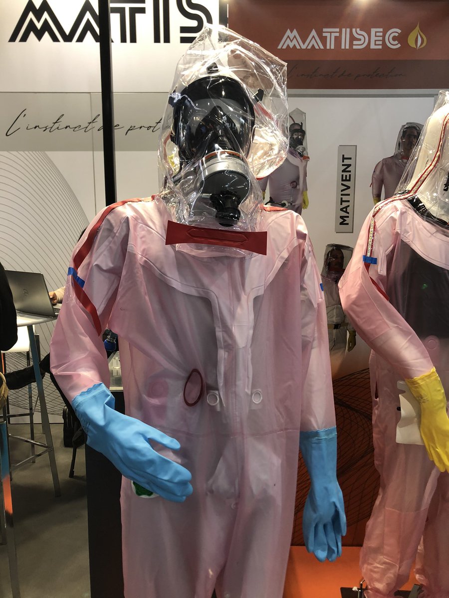alinebrachet's tweet photo. Choses vues au salon du nucléaire @Exhibition_WNE : des équipements de protection, un jambon espagnol, un fût de déchets radioactifs endommagé, des dosimètres.... https://t.co/dC5F36qaM5