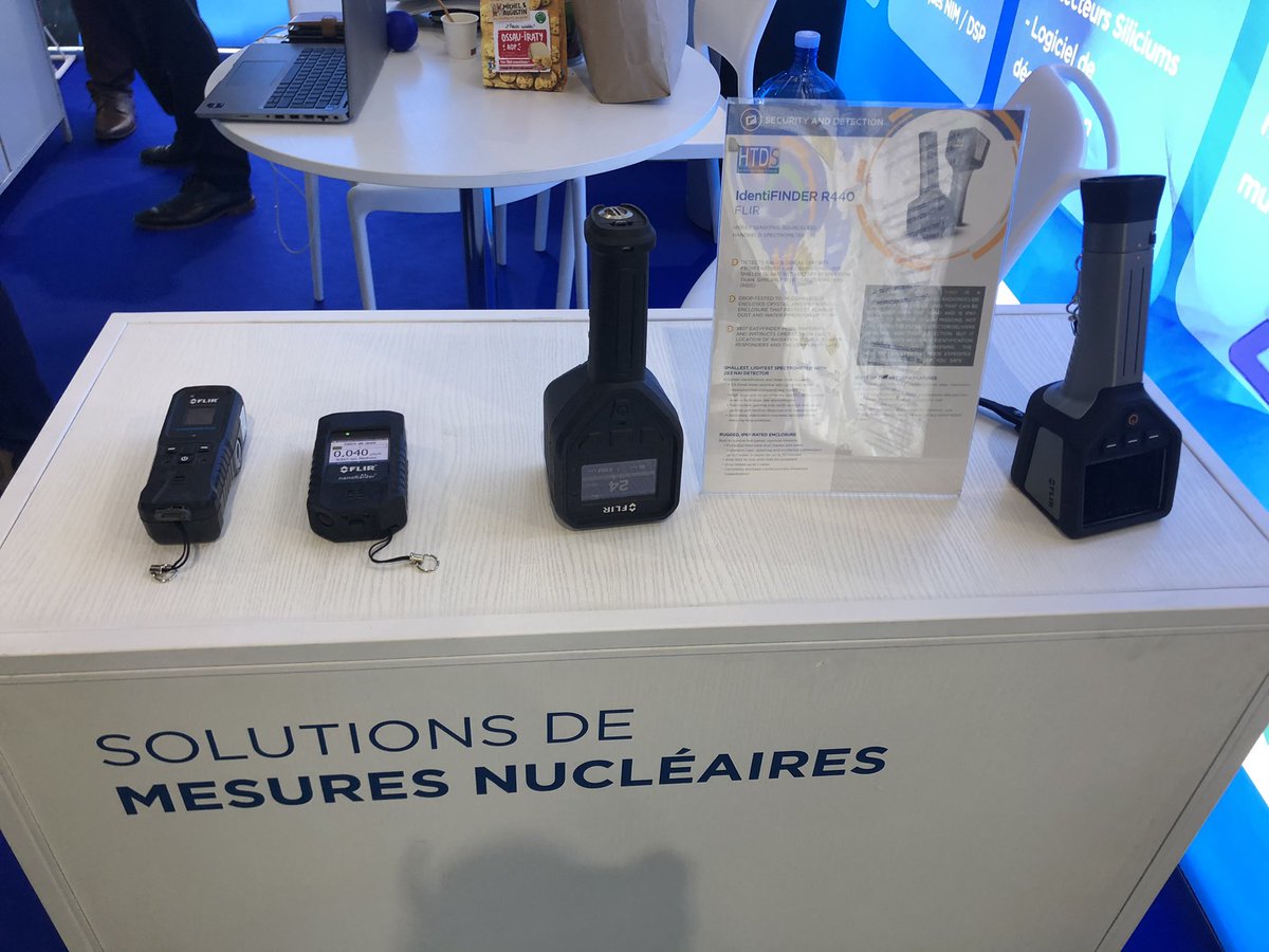 alinebrachet's tweet photo. Choses vues au salon du nucléaire @Exhibition_WNE : des équipements de protection, un jambon espagnol, un fût de déchets radioactifs endommagé, des dosimètres.... https://t.co/dC5F36qaM5