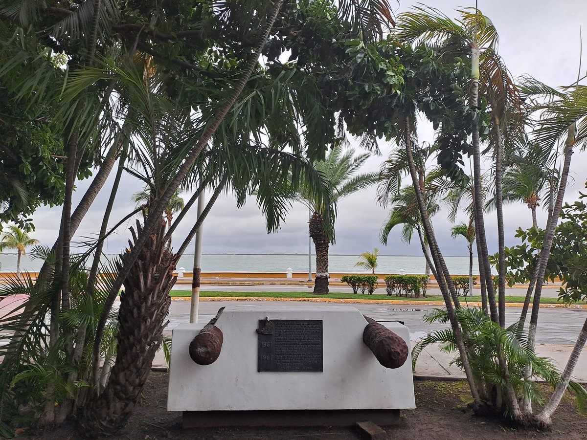 #PostalesCarmelitas la imagen en blanco y negro corresponde a los #muelles de la época del #Oroblanco (camarón). La de color a la época actual de la extracción del #Oronegro. #PuertodelCarmen #Campeche. Conocido en los 90 como el primer #puerto #petropesquero de la nación.