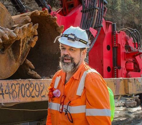 DrNimoYadav's tweet photo. He is Arnold Dix, underground expert.

He was born to Christian family in Australia.

He is President of the International tunneling association.

When we were running out of time to rescue 41 workers stuck in tunnel, GOI called Arnold Dix.

He came but media misbehaved with him by asking stupid questions.

Arnold was called missionary and what not by some specific people.

But he carried on his work despite all the criticism.

And today he has done it, he has rescued 41 workers stuck in tunnel.

This teaches us to be strong even if world is abusing you.

Thank you Dixon 🙏🏿

 #UttarakhandTunnel