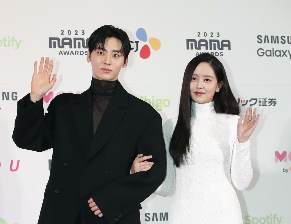 AlltidHwangdo's tweet photo. It's soooooooooooo nice seeing them together at #MAMAAWARDS2023
#2023MAMAAWARDS

My favourite couple; DoSol 💕 HyunHyun 
🦊🐰🫶🤴👸

Cr. News1

#HWANGMINHYUN #KimSoHyun
#ฮวังมินฮยอน #คิมโซฮยอน
#MyLovelyLiar
@CJnDrama https://t.co/pezybKeTwI