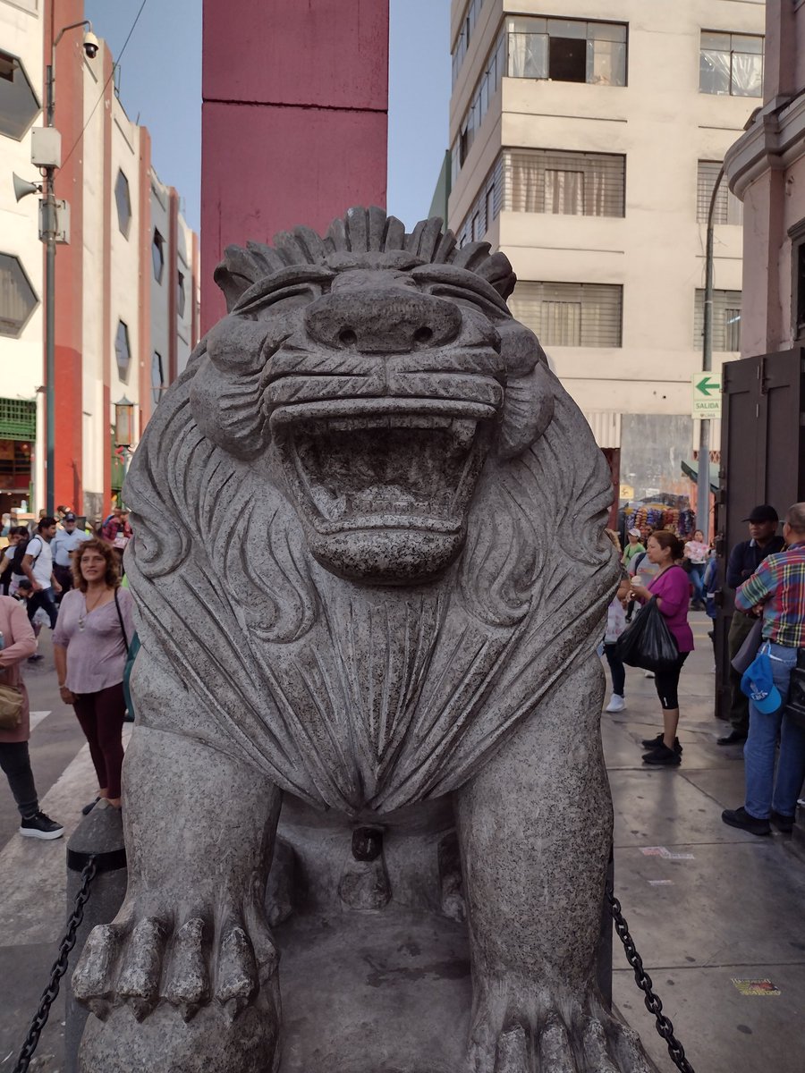 Idarco's tweet photo. ... Y bueno, así terminaron los leones que llevaban una piedra redonda dentro de su boca como símbolo de buena fortuna en el arco del #barriochino en la Calle #Capon del Centro de Lima... 

La finalidad del reportaje era para que se conozca pero... 

@MuniLima @Latina_Noticias https://t.co/EkXrGWUbp9