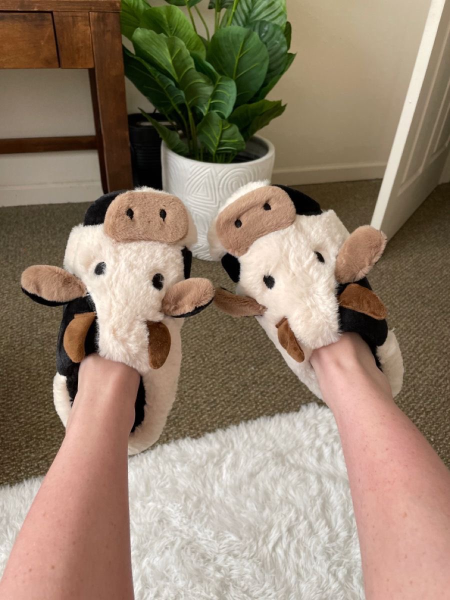 Fluffy cow slippers 🐮