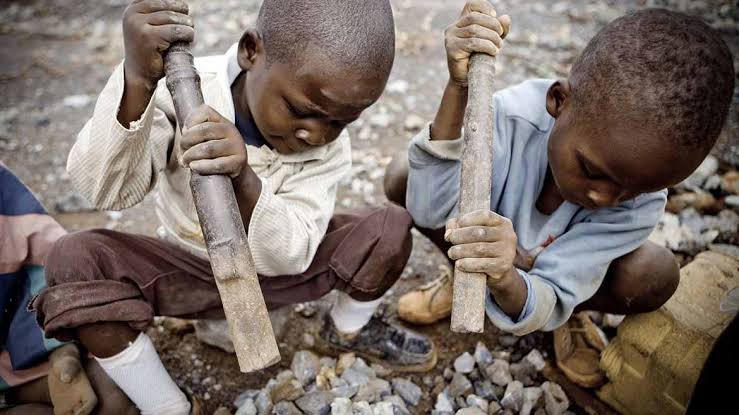 nyeusi_waasi's tweet image. Children in Congo slaving to extract the necessities of green energy is what the Green Liars want you to believe is sustainability. It&apos;s only green-washed capitalism at its most evil.