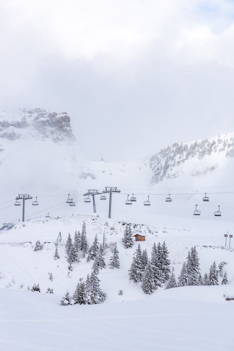Here we go! This weekend, get on your skis in Avoriaz for the pre-opening of the ski resort! ⛷️❄️

#portesdusoleil #ski #snow #avoriaz