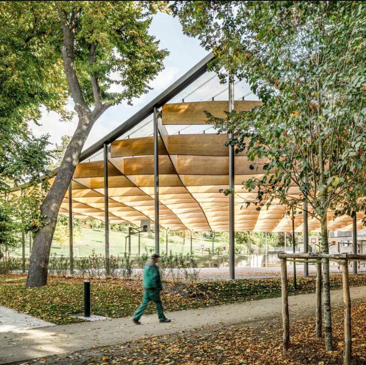 aryzedev's tweet image. Hot dang, I finally found something the French are good at! 

They know how to do glulam roofs way better then we do 🤩