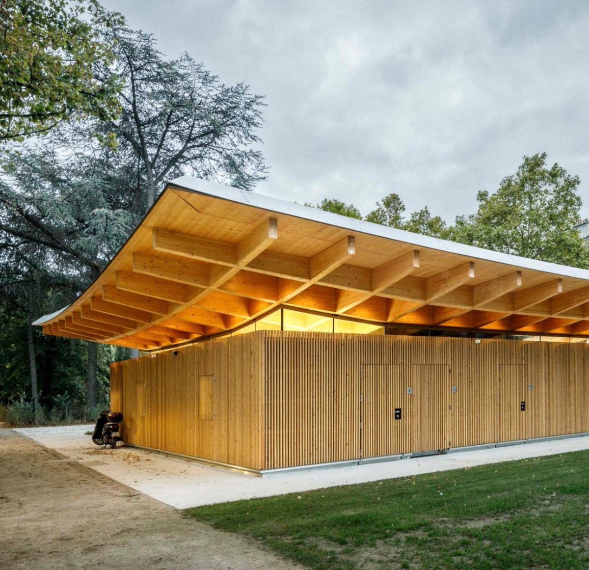 aryzedev's tweet image. Hot dang, I finally found something the French are good at! 

They know how to do glulam roofs way better then we do 🤩