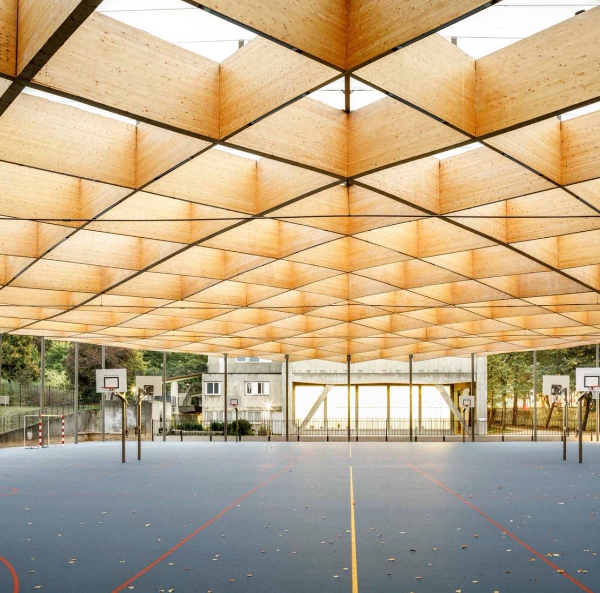 aryzedev's tweet image. Hot dang, I finally found something the French are good at! 

They know how to do glulam roofs way better then we do 🤩