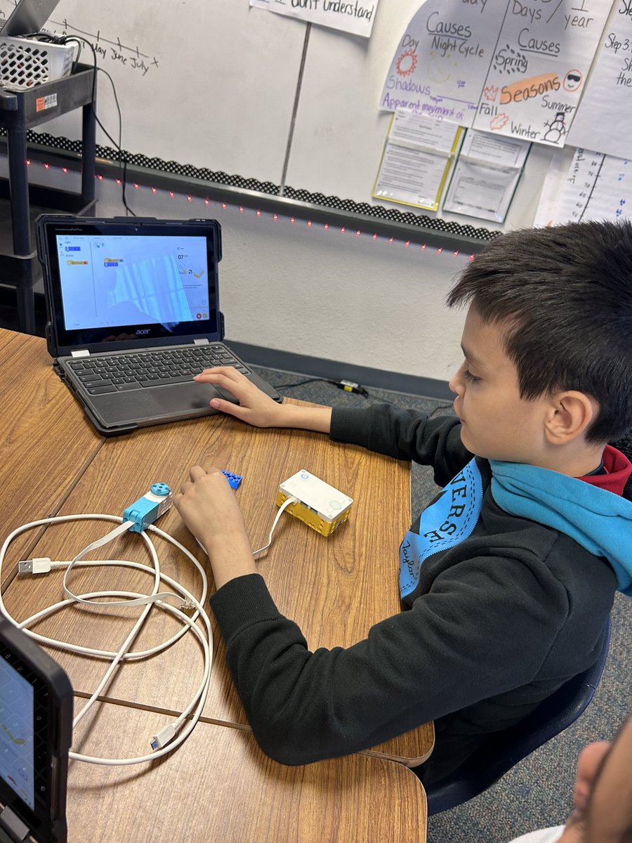 Rosas5th's tweet image. Engaged kiddos with Lego Spike Education 👍They were so excited to see Ms. Phillips! #learningwhilehavingfun @BartonBuff