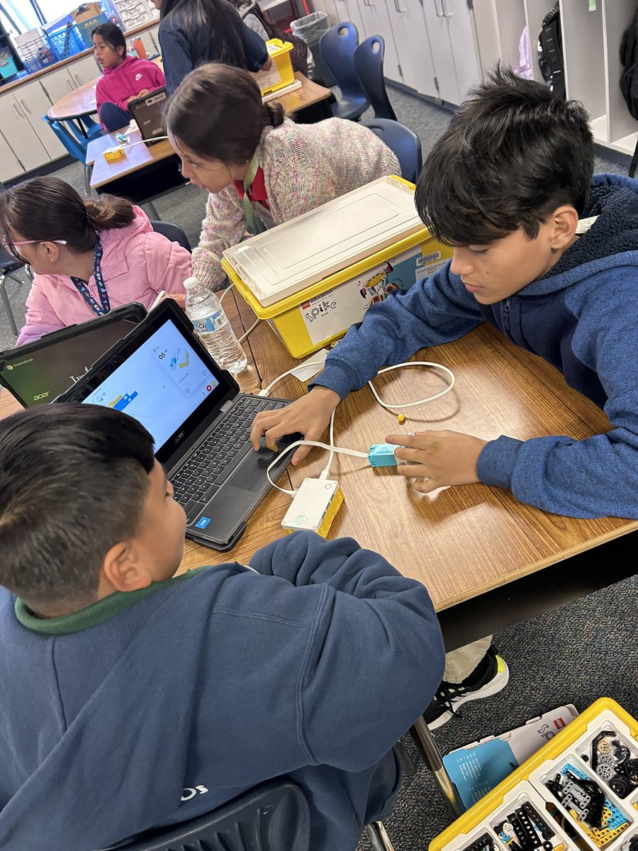 Rosas5th's tweet image. Engaged kiddos with Lego Spike Education 👍They were so excited to see Ms. Phillips! #learningwhilehavingfun @BartonBuff