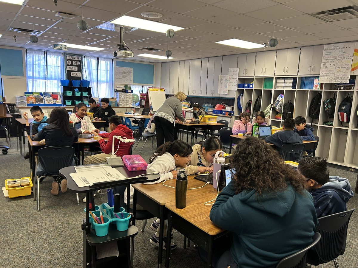 Rosas5th's tweet image. Engaged kiddos with Lego Spike Education 👍They were so excited to see Ms. Phillips! #learningwhilehavingfun @BartonBuff