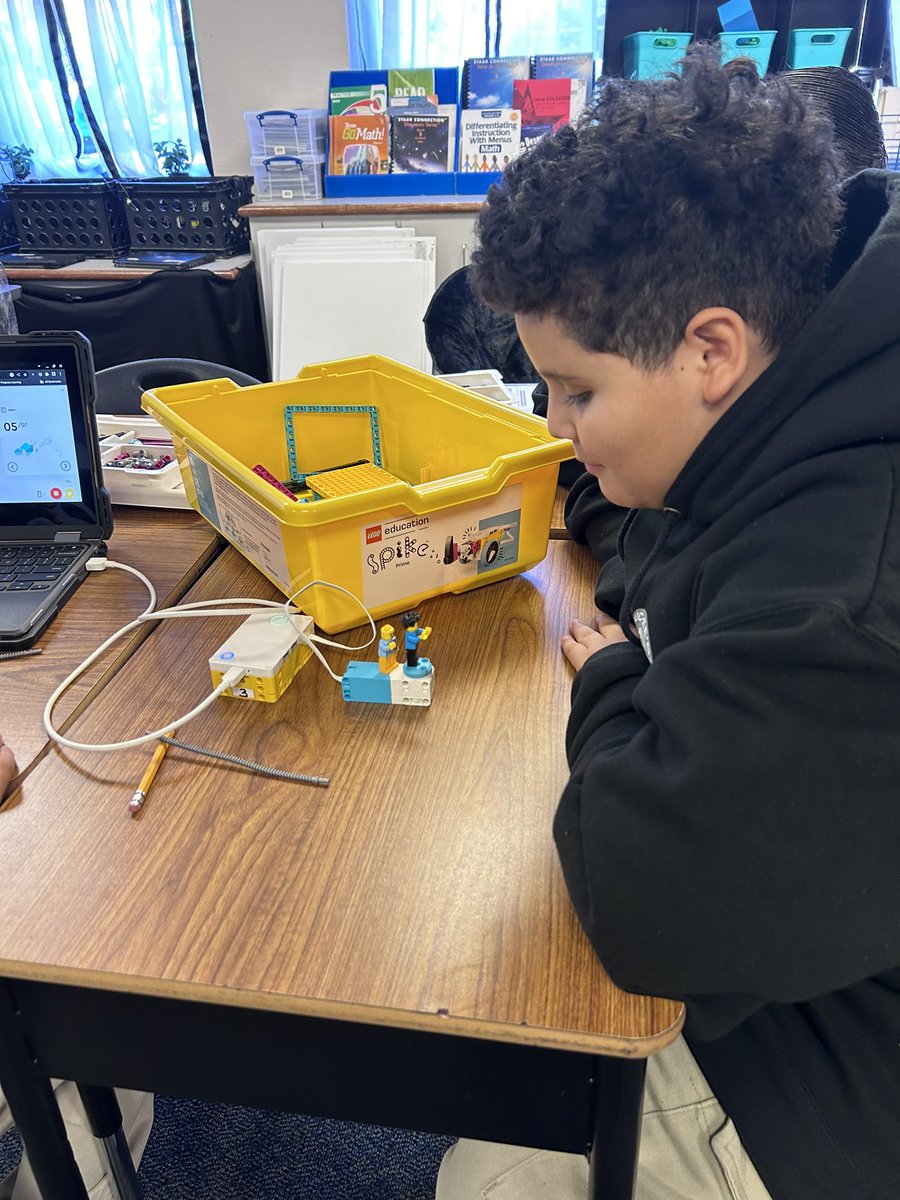 Rosas5th's tweet image. Engaged kiddos with Lego Spike Education 👍They were so excited to see Ms. Phillips! #learningwhilehavingfun @BartonBuff