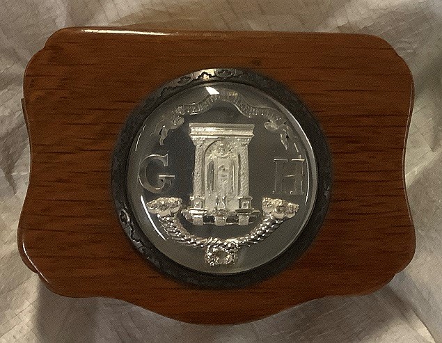 TheLibraryGHS's tweet image. #EYASmall This wee box measures 9x7x5cm. Gifted in 1842 to the founding member of the Auld Callants Club, Robert Morham.