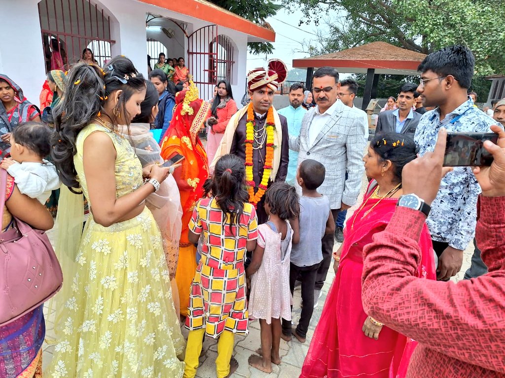 dwitendrMishr1's tweet photo. महामाया मंदिर परिसर में, अंतर्जातीय कन्या विवाह में सम्मिलित हुए।
मां महामाया नव विवाहित जोड़े को सुखी रखे और समस्त जनों को आशिर्वाद दे ।🙏 https://t.co/dUXn3QpvoN