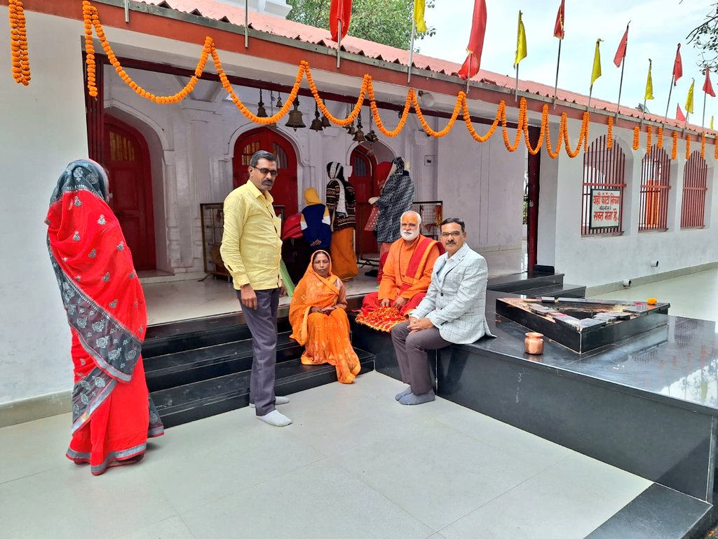 dwitendrMishr1's tweet photo. महामाया मंदिर परिसर में, अंतर्जातीय कन्या विवाह में सम्मिलित हुए।
मां महामाया नव विवाहित जोड़े को सुखी रखे और समस्त जनों को आशिर्वाद दे ।🙏 https://t.co/dUXn3QpvoN