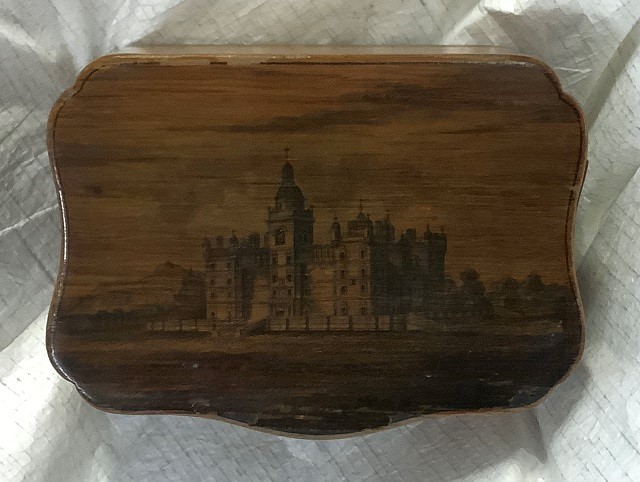 TheLibraryGHS's tweet image. #EYASmall This wee box measures 9x7x5cm. Gifted in 1842 to the founding member of the Auld Callants Club, Robert Morham.