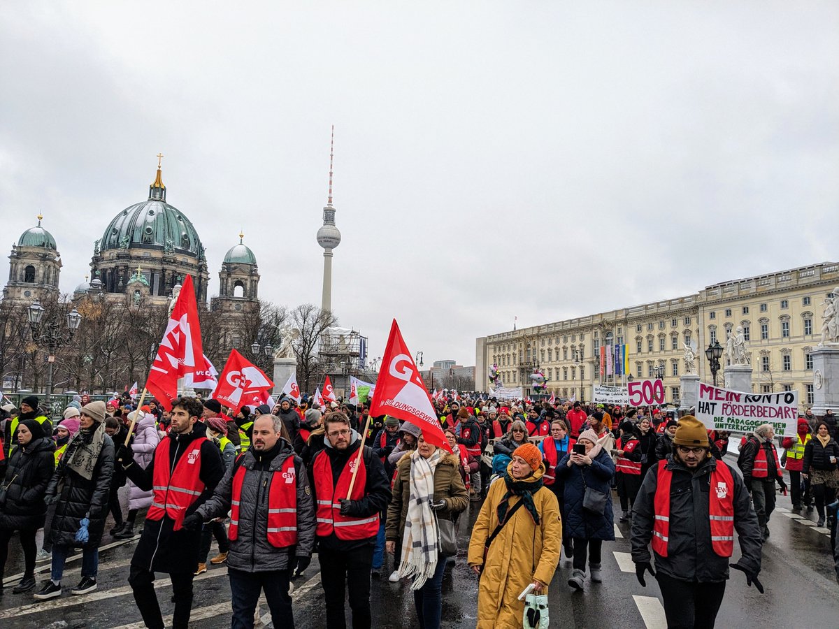 Heute gingen wir mit 6000 Kolleg*innen aus Kita, Schule und Hochschule beim bundesweiten #Warnstreik Bildung auf die Straße. Wir fordern im #TVL 10,5% mehr Gehalt, mindesten 500€! Die Arbeitgeber blockieren die Verhandlungen, das lassen wir uns nicht bieten! @GEW_BERLIN #B2811