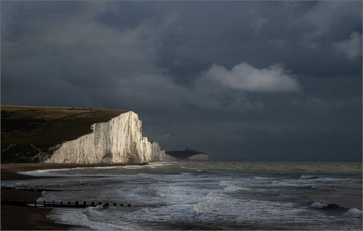 The camera can’t record how we feel! But at our online talk at 8:00pm this Friday, 1 December, Colin Westgate will show us techniques to transform a rather ordinary image into something much more satisfying. Virtual visitors welcome > hdcc.org.uk