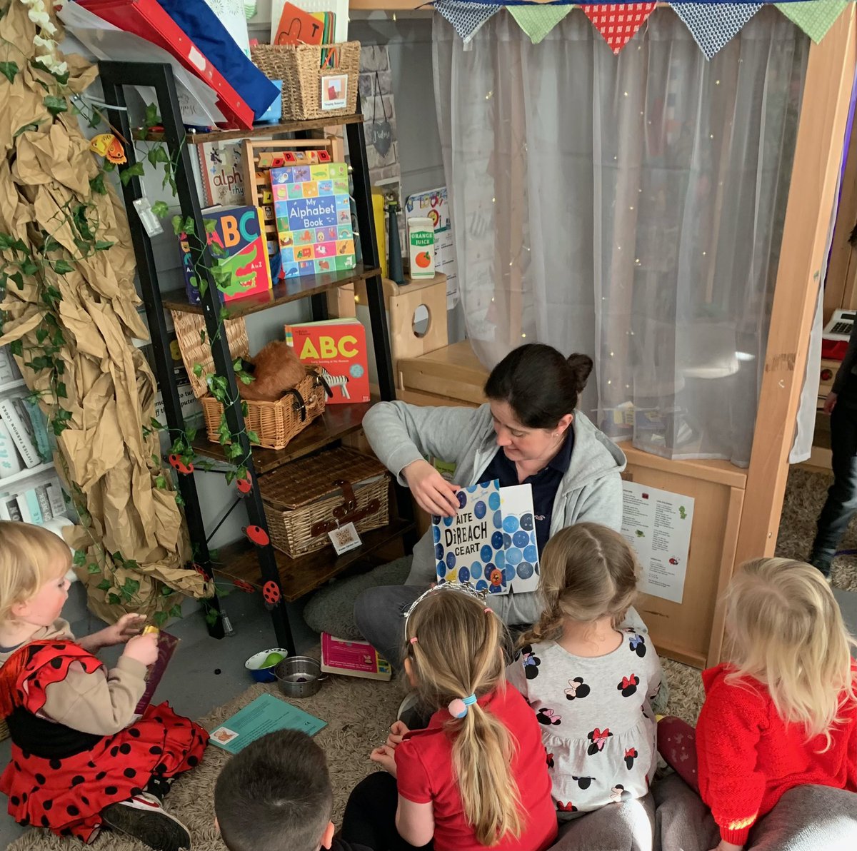 WDCGaelic's tweet photo. 🚸Dimàirt le #StòiridhLeSandra ~
🚸Tuesday with #StoryWithSandra ~
@gavinburnps
#Gàidhlig #Gaelic #Cleachdi #UseIt https://t.co/uESIC5ItBw