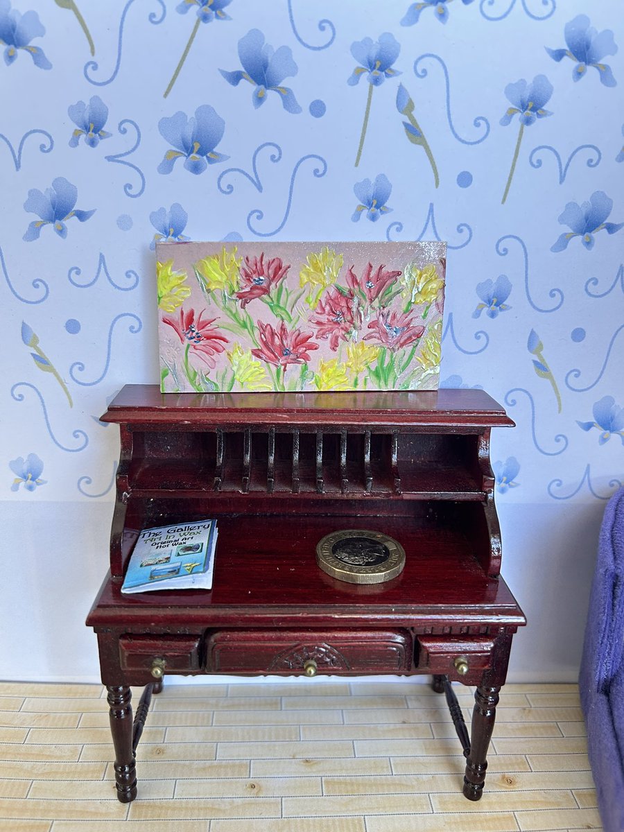 HazelRayfield's tweet photo. Pretty Flowers original #modern #miniature #art.  
And do you like my #dollhouse wallpaper ?  
I digitally drew these Iris to make my own mini wallpaper. 

https://t.co/QgP1dELTPD
Or contact me to buy direct. https://t.co/LSLWzHuWd6